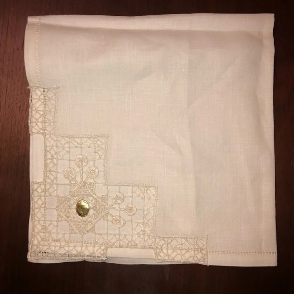 NEW set of 7 unused vintage linen lace trimmed napkins